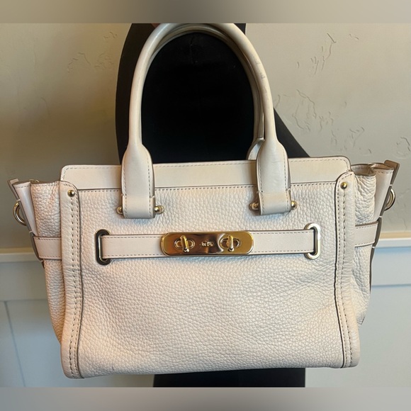 Coach Swagger - Picture 3 of 12